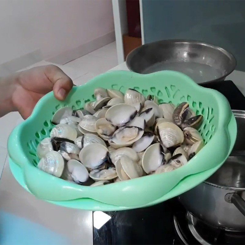 Step 3 Separating clam meat for dill soup