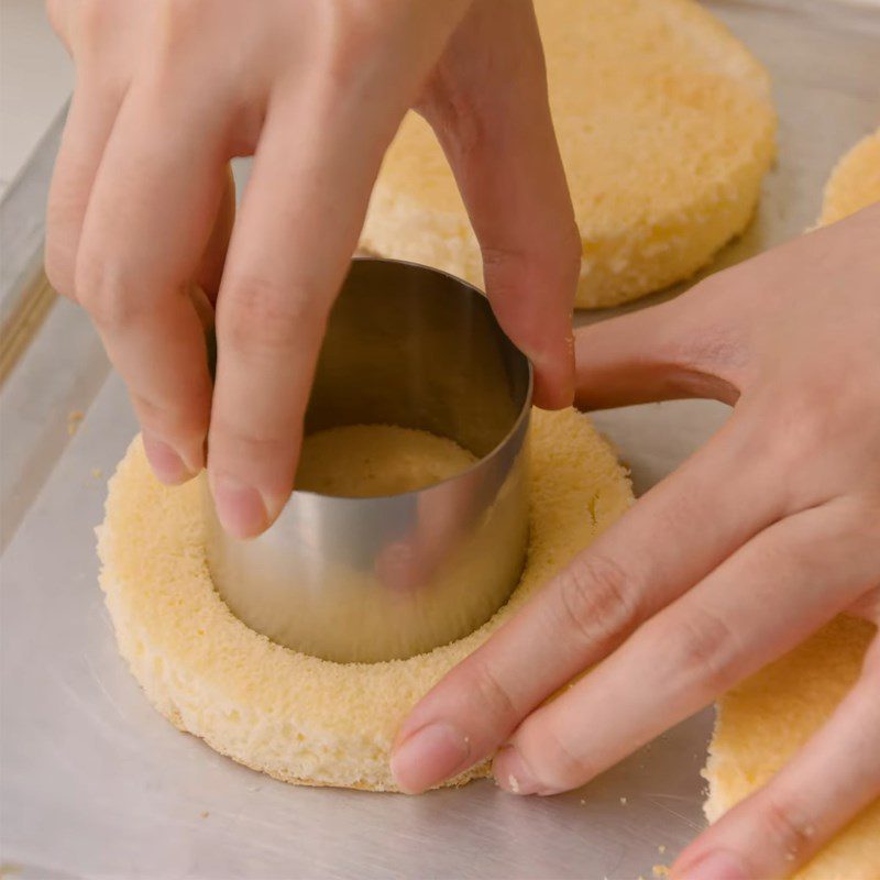 Step 1 Cut the sponge cake Cheese sponge cake