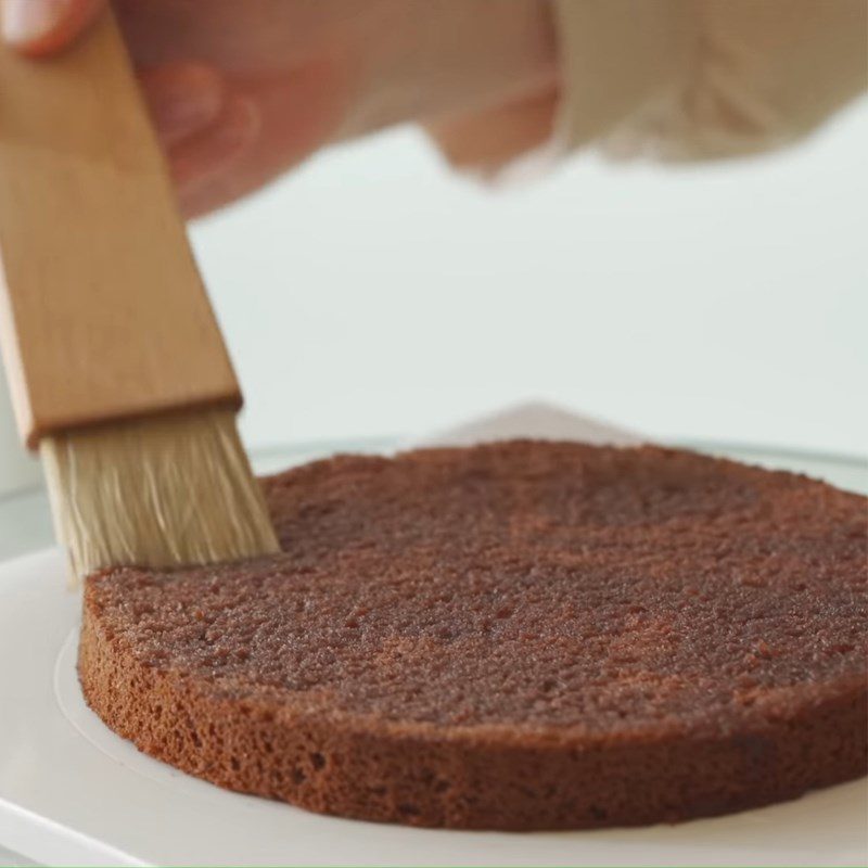 Step 7 Cut the cake, spread the cream Birthday chocolate cake with mint flavor