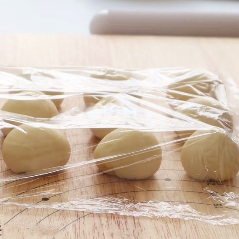 Step 4 Cutting the dough, rolling it into balls Mini strawberry stuffed bread