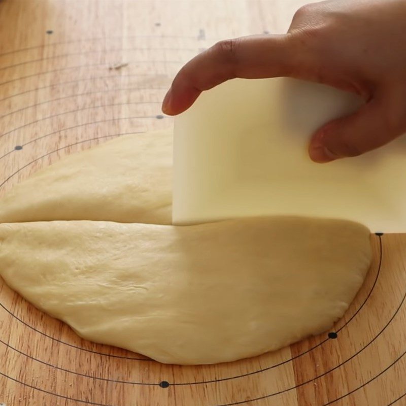 Step 4 Cutting the dough, rolling it into balls Mini strawberry stuffed bread