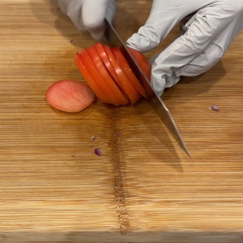 Step 1 Chop tomatoes Sauce to eat with grilled meat sandwich