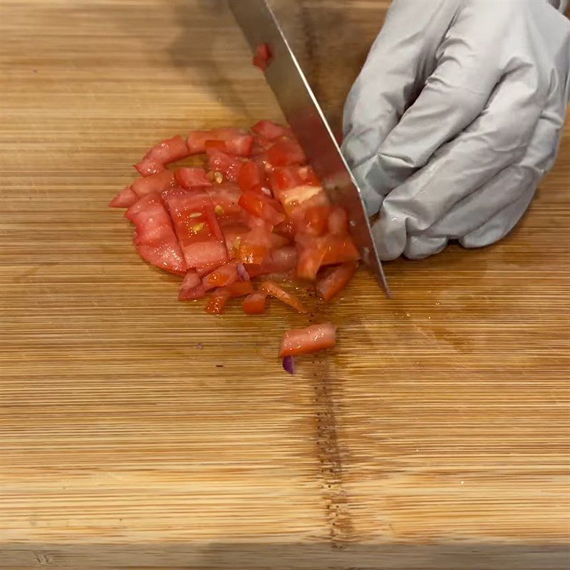 Step 1 Chop tomatoes Sauce to eat with grilled meat sandwich