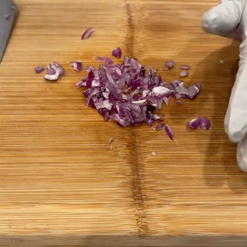 Step 1 Chop tomatoes Sauce to eat with grilled meat sandwich