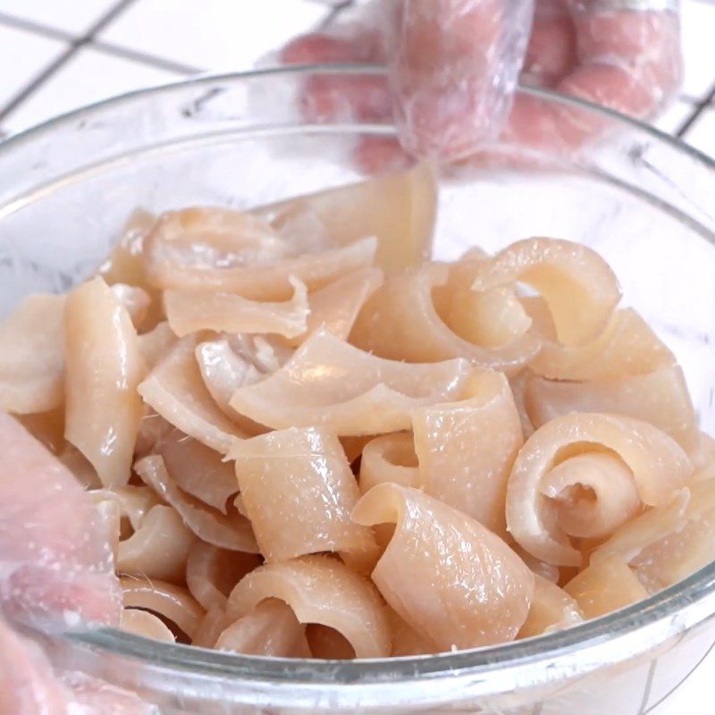 Step 3 Cut and marinate pig skin Pig skin seasoned with salt and chili