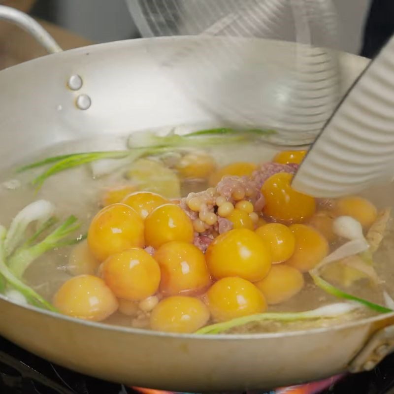 Step 4 Blanch the quail eggs Soft-boiled quail eggs stir-fried with mushrooms