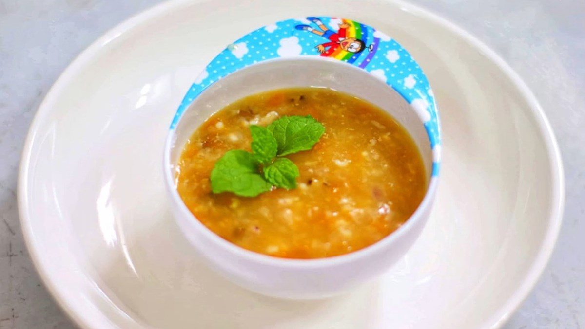 Green bean porridge with pumpkin and squid