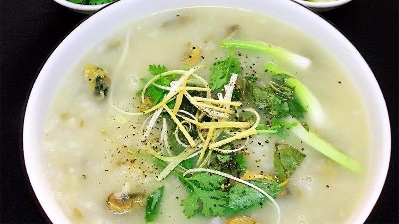 Green bean porridge with clams