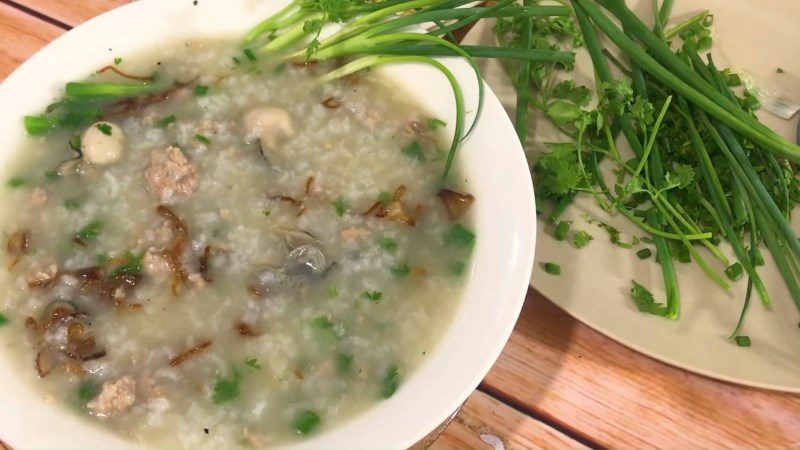 Green bean porridge with minced meat