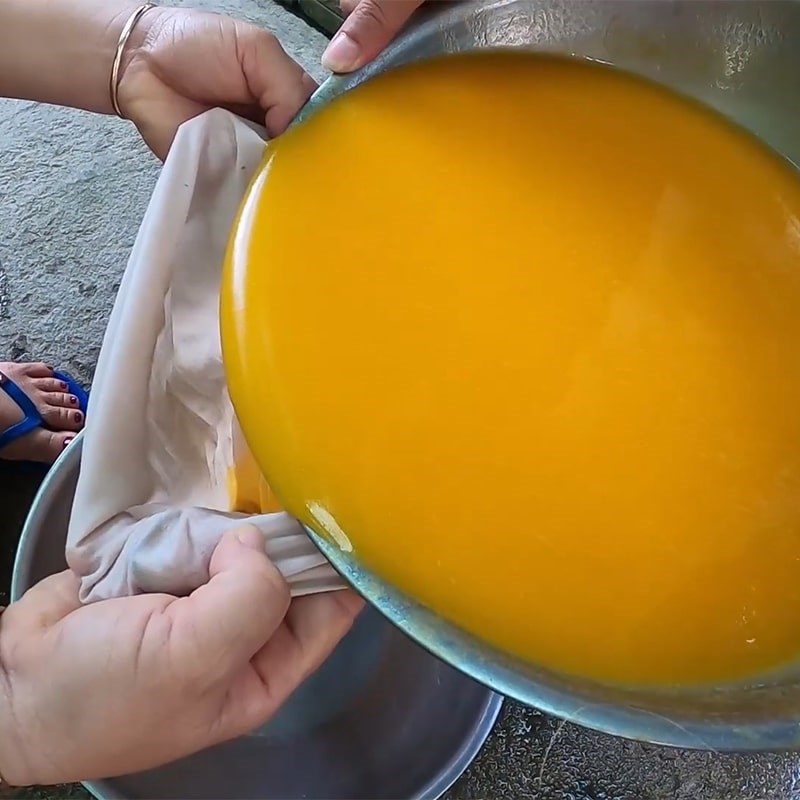 Step 3 Extract the thốt nốt juice Bánh thốt nốt