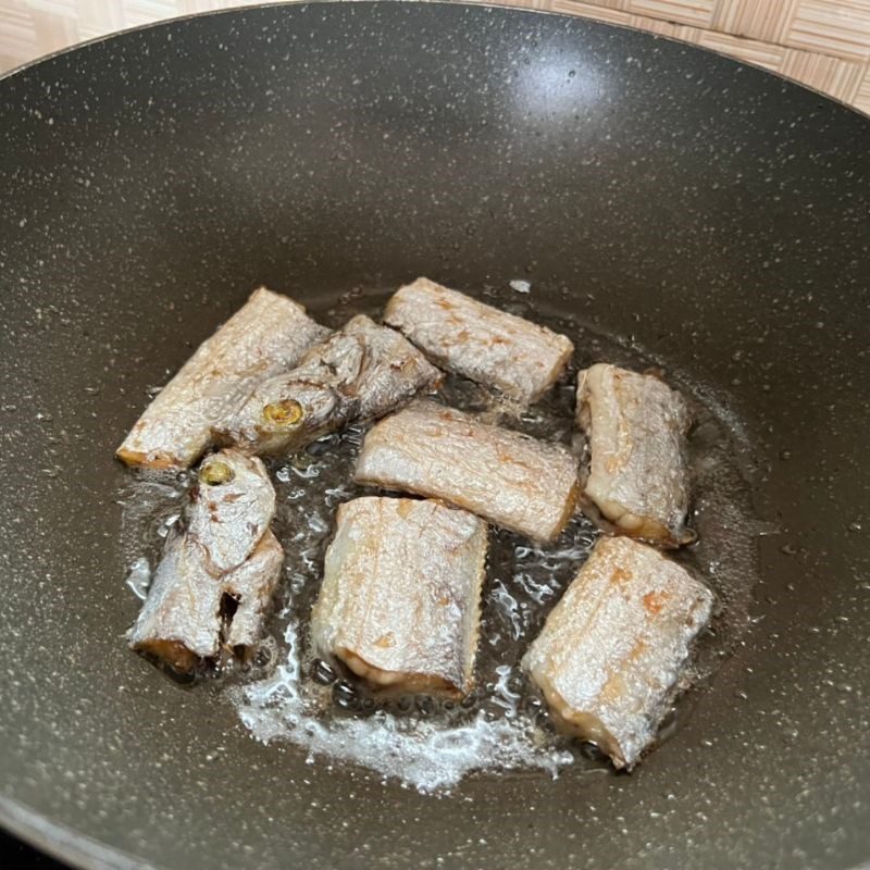 Step 2 Cooking the Dish Mackerel with Garlic Fish Sauce