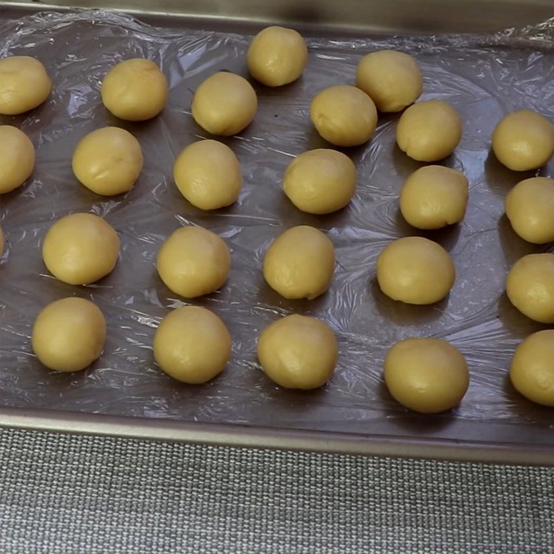 Step 4 Divide the dough for Salted Egg Lava Cake