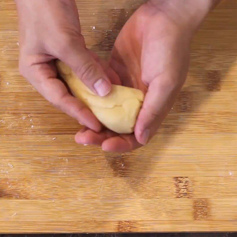 Step 3 Dividing the dough and wrapping the filling Mooncake shaped like a fish