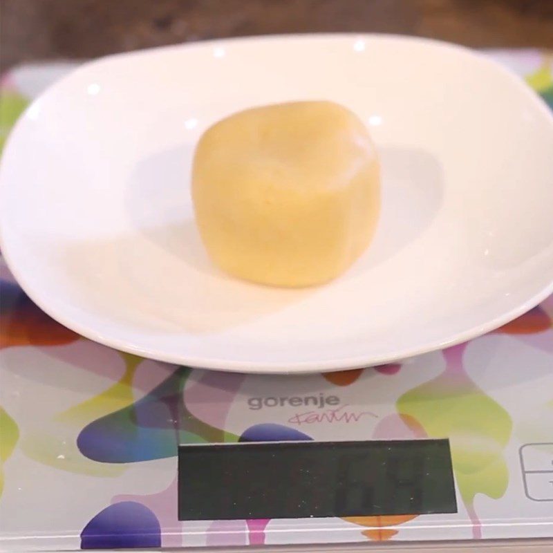 Step 3 Dividing the dough and wrapping the filling Mooncake shaped like a fish