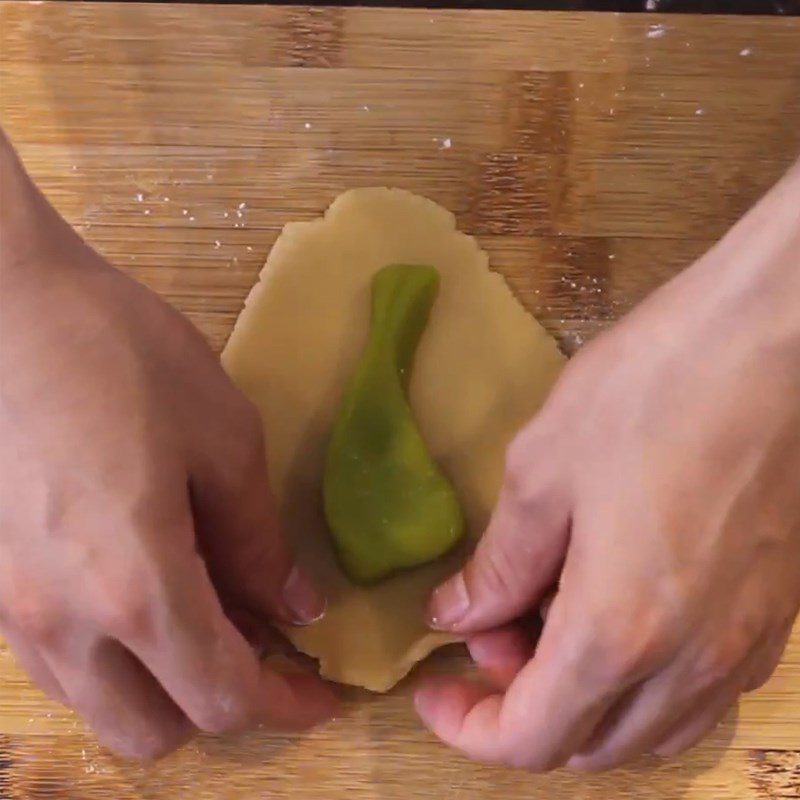 Step 3 Dividing the dough and wrapping the filling Mooncake shaped like a fish