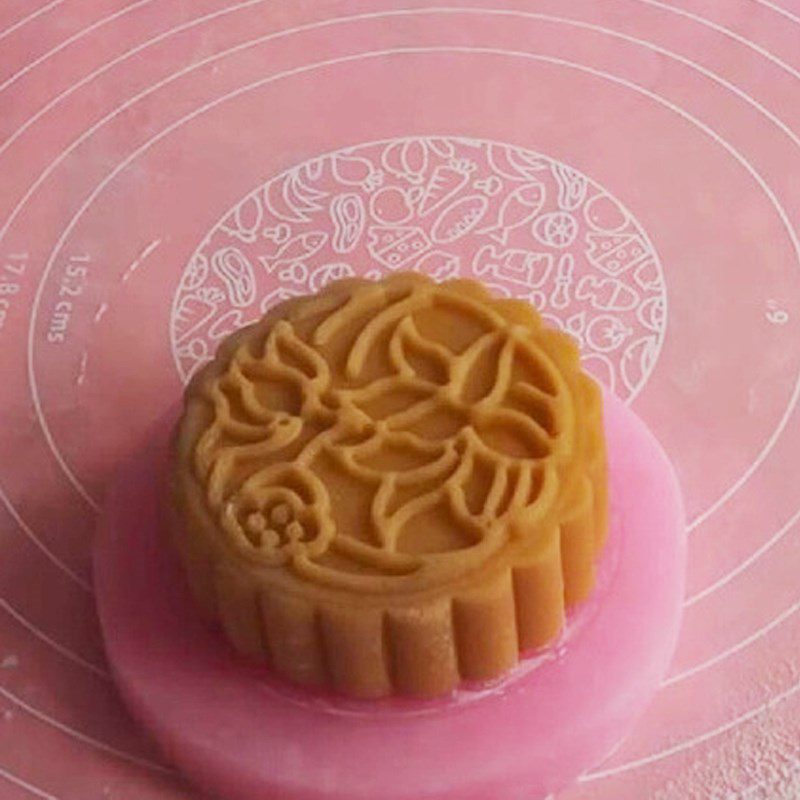 Step 3 Divide the dough and press into molds Mooncake without filling