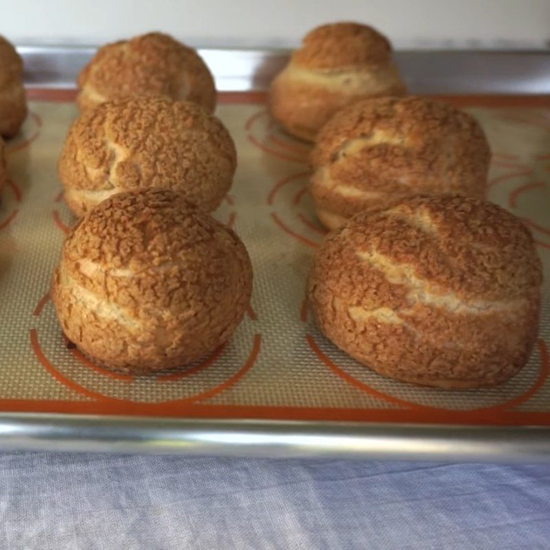 Step 4 Divide the dough and bake the Mango cream puff