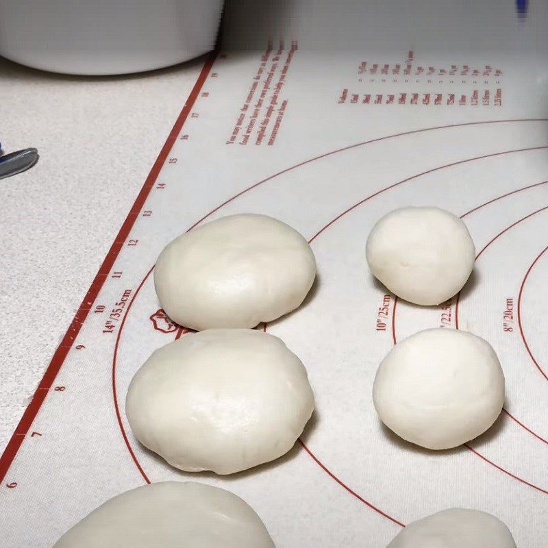 Step 3 Divide and wrap the dough for shrimp and potato stuffed pastry