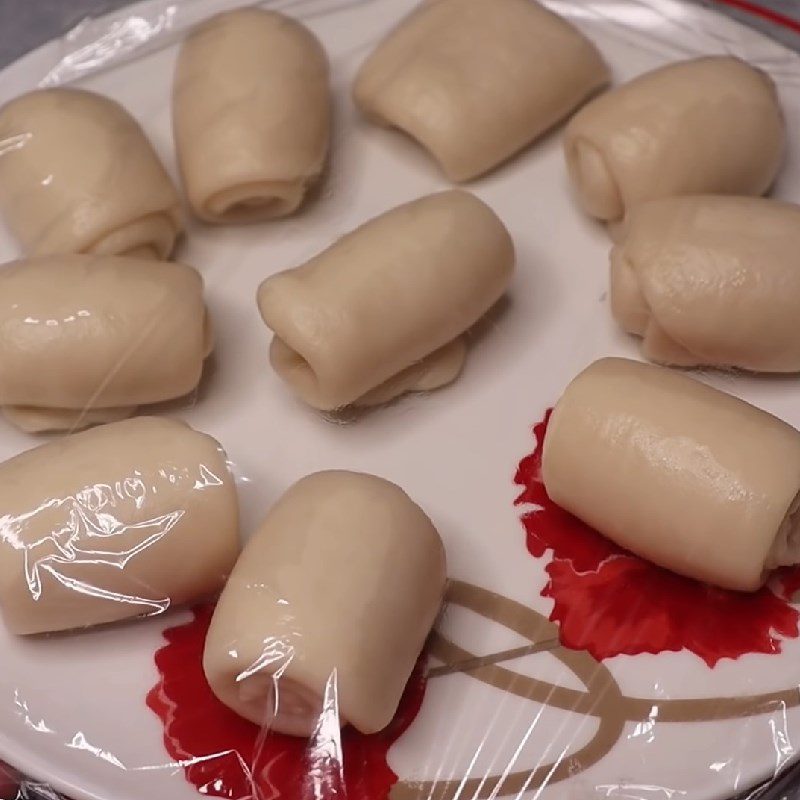 Step 5 Divide and roll out the dough for durian mung bean cake