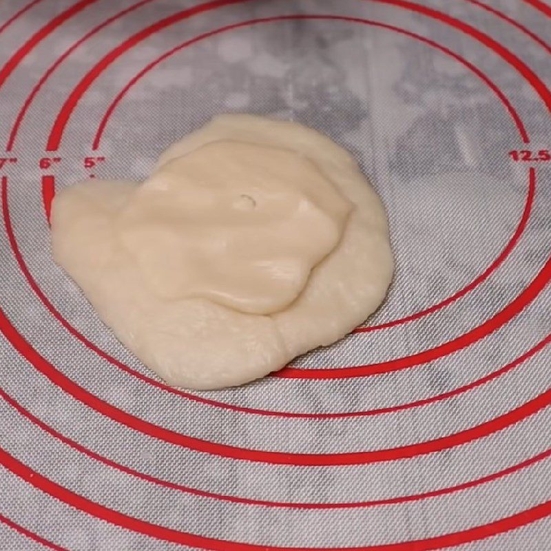 Step 5 Divide and roll out the dough for durian mung bean cake