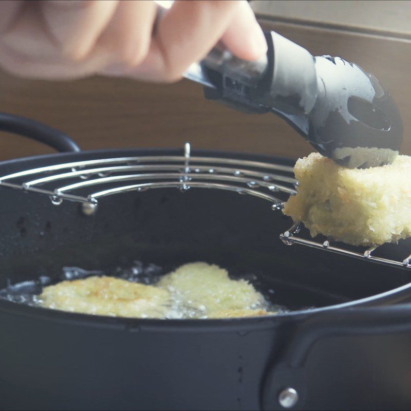 Step 5 Frying the Fresh Milk Cake with Green Tea Flavor