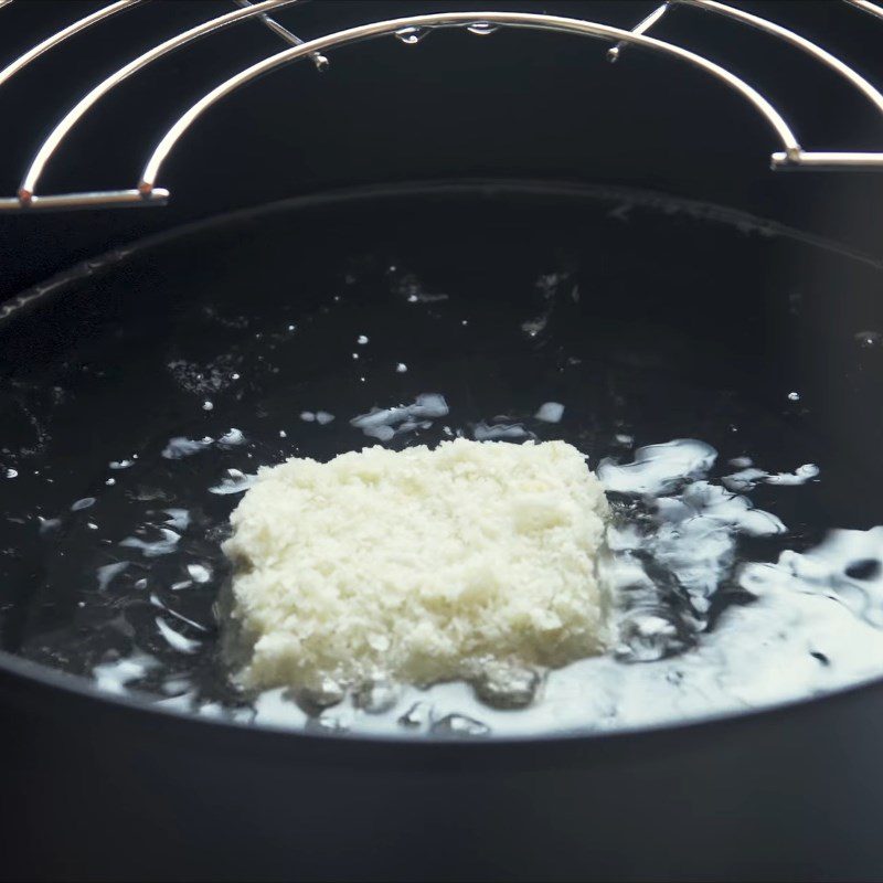 Step 5 Frying the Fresh Milk Cake with Green Tea Flavor