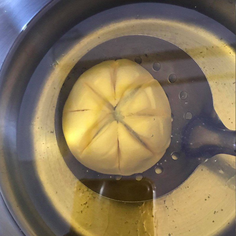 Step 6 Frying the cake for lotus seed mooncake