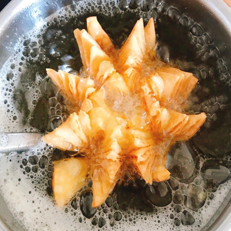 Step 6 Frying the mooncake with lotus seed paste