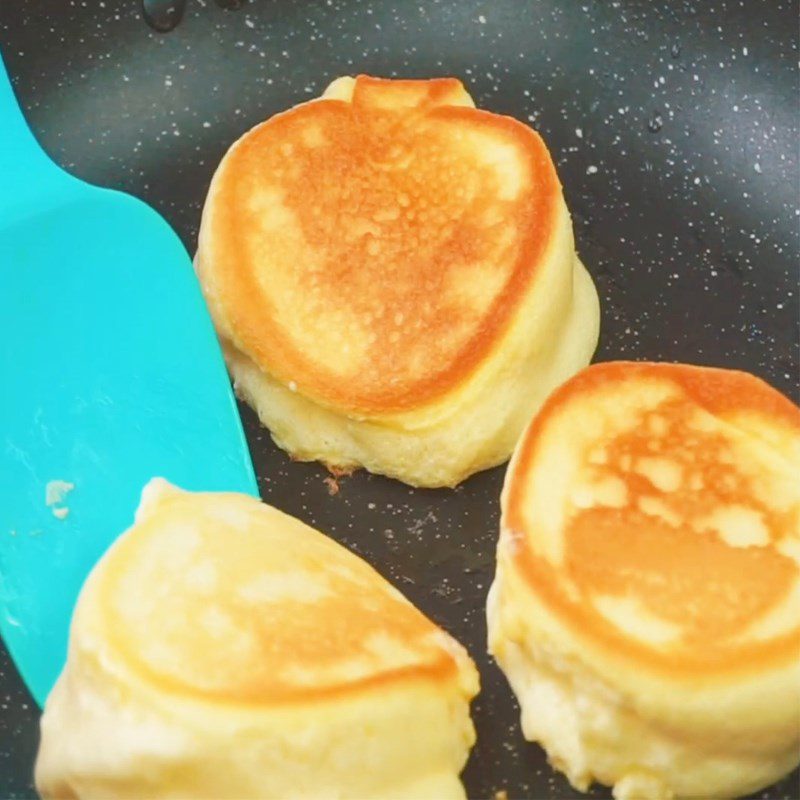 Step 4 Frying the pancakes Souffle pancake without baking powder