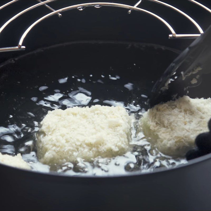 Step 5 Frying the Fresh Milk Cake with Green Tea Flavor