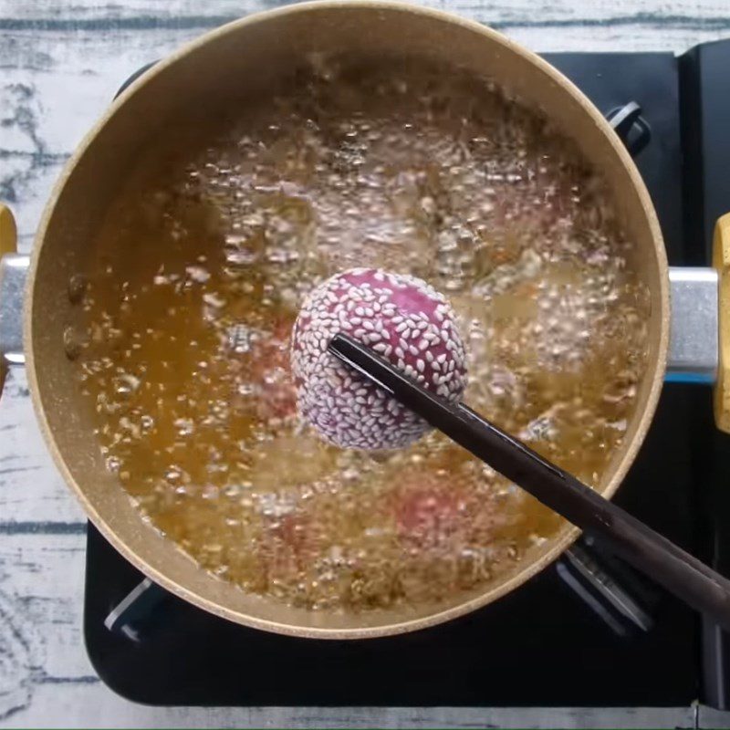 Step 6 Fry the sweet potato cake Purple sweet potato cake with mung bean filling