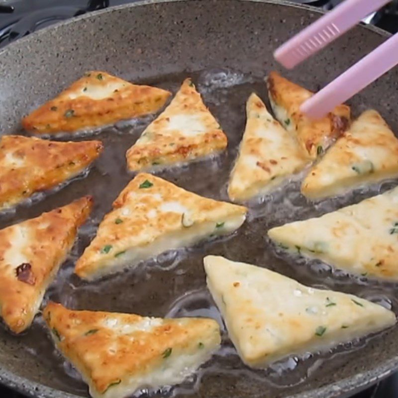 Step 4 Fry the dough Fried cheese cake