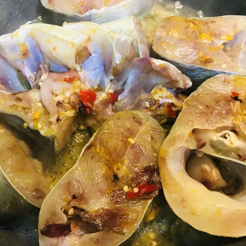 Step 4 Fry the fish Snakehead fish stew with bamboo shoots