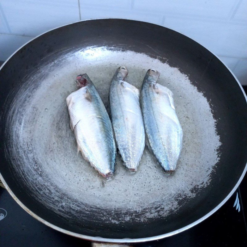 Step 3 Fry fish Mackerel with tomato sauce