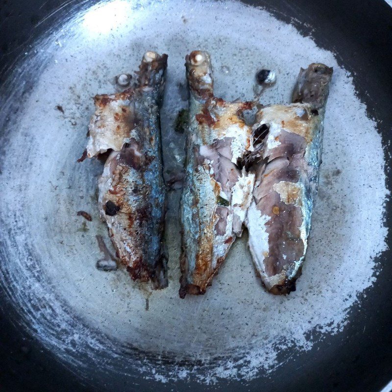 Step 3 Fry fish Mackerel with tomato sauce