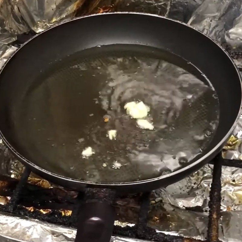 Step 2 Fry the fish Fried snakehead fish