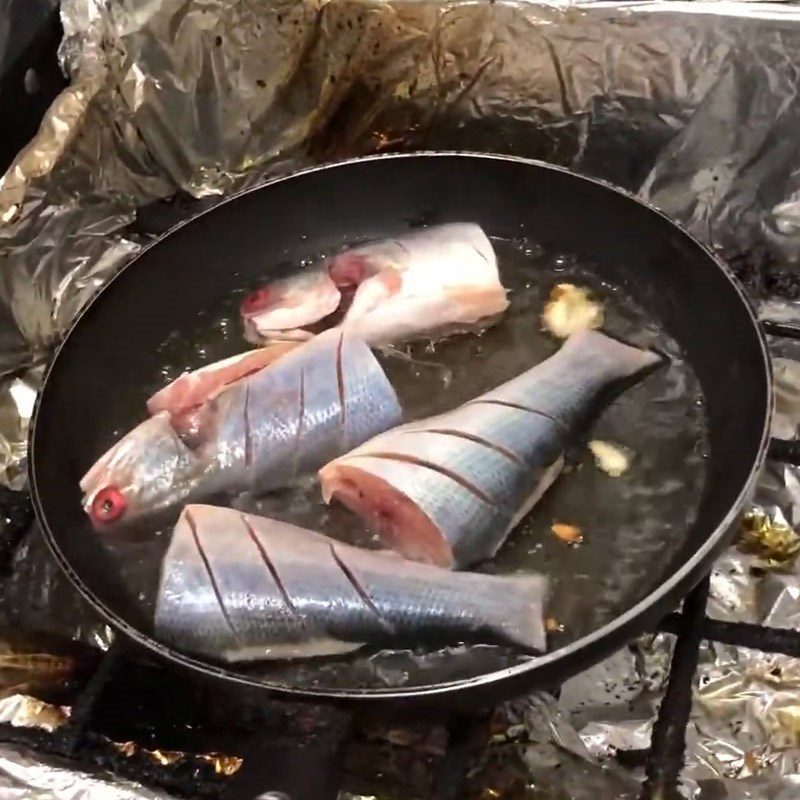 Step 2 Fry the fish Fried snakehead fish