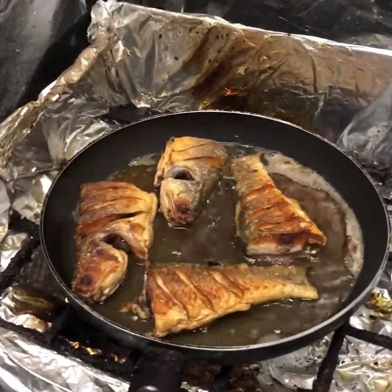 Step 2 Fry the fish Fried snakehead fish