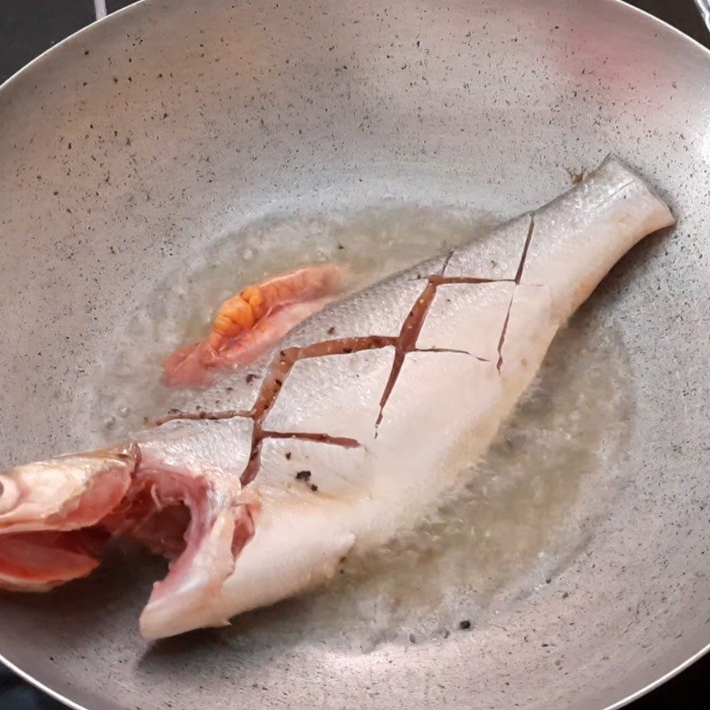 Step 3 Fry the fish Fried catfish with tomato sauce