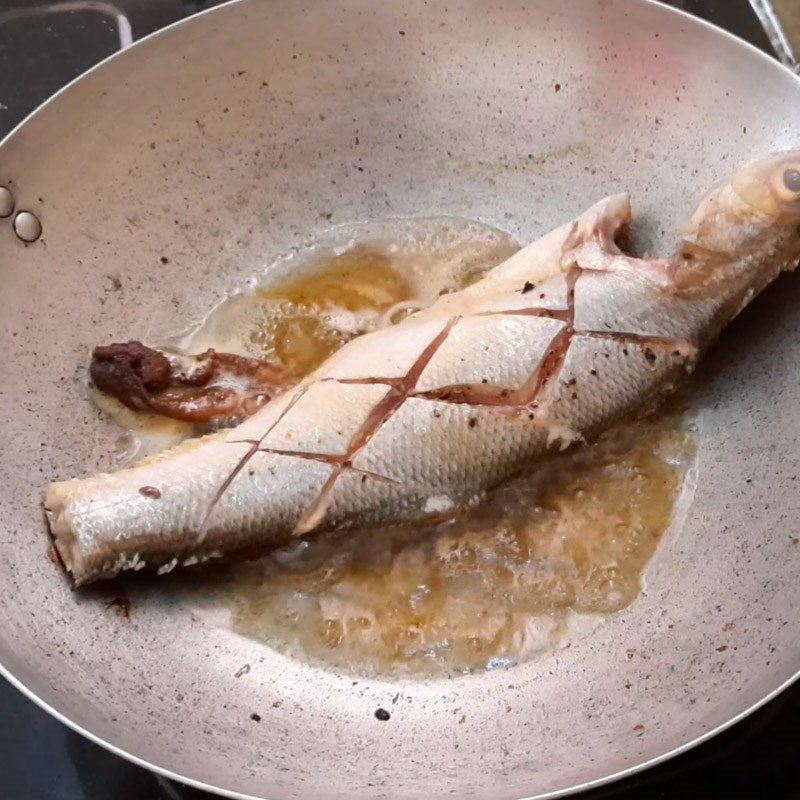 Step 3 Fry the fish Fried catfish with tomato sauce