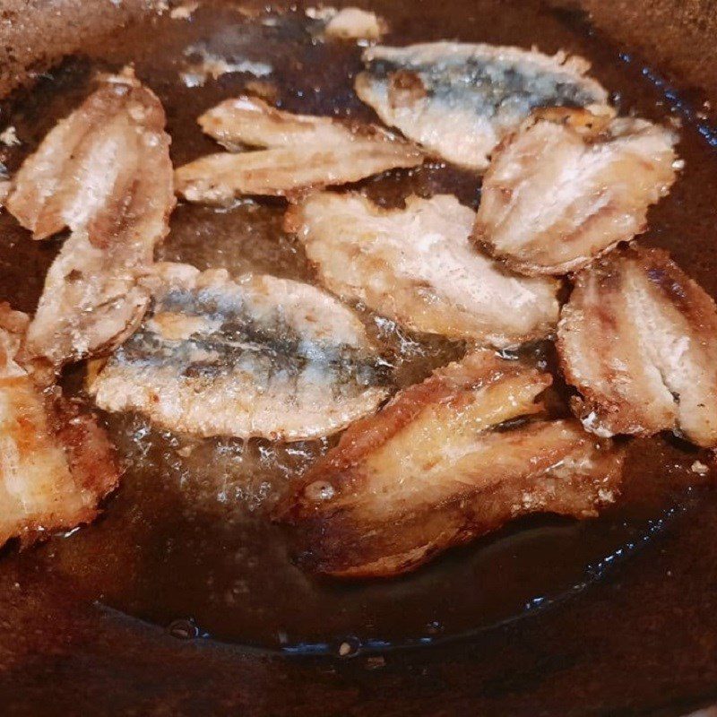 Step 2 Fry the sardines for Fried Sardines with Garlic and Chili