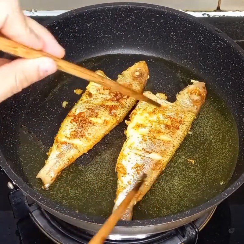 Step 3 Fry the fish Fried fish with lemongrass and dried chili