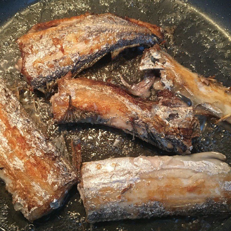 Step 3 Frying the fish and completing the dish Fried mackerel with lemongrass and chili