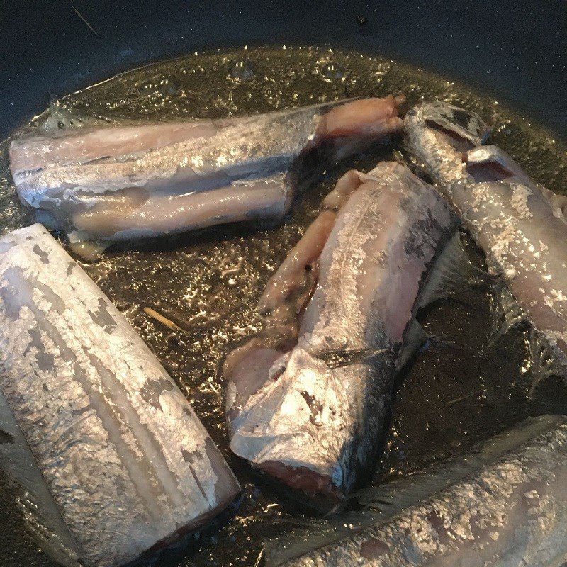 Step 3 Frying the fish and completing the dish Fried mackerel with lemongrass and chili