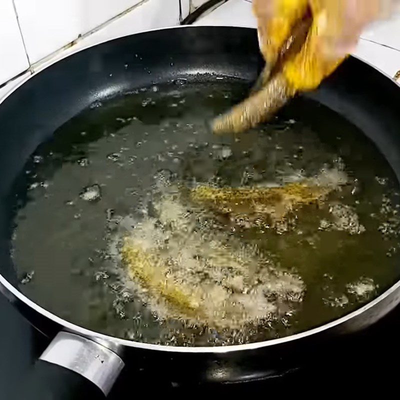 Step 3 Fry the fish and betel leaves Fried eel with betel leaves