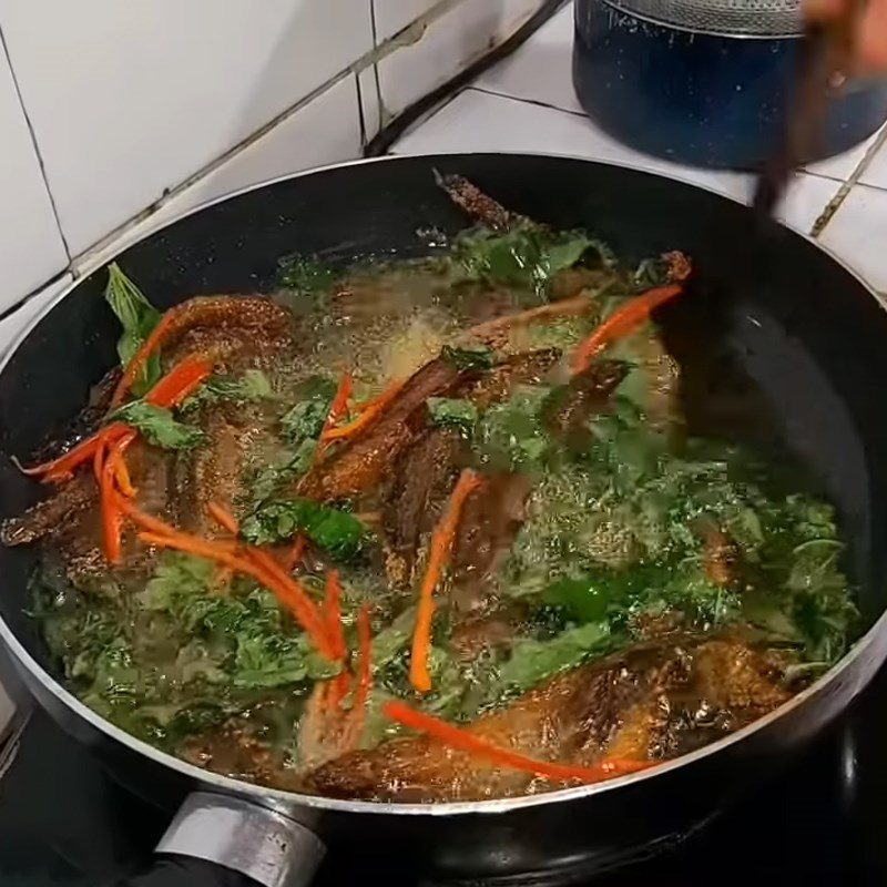 Step 3 Fry the fish and betel leaves Fried eel with betel leaves