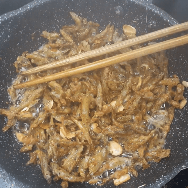 Step 3 Fry the fish with garlic butter Goby fried with garlic butter