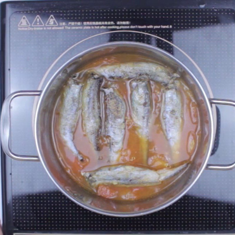 Step 4 Frying fish with tomato sauce Fried egg fish with tomato sauce