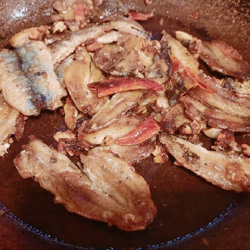 Step 3 Fried fish with garlic and chili Fried sardines with garlic and chili