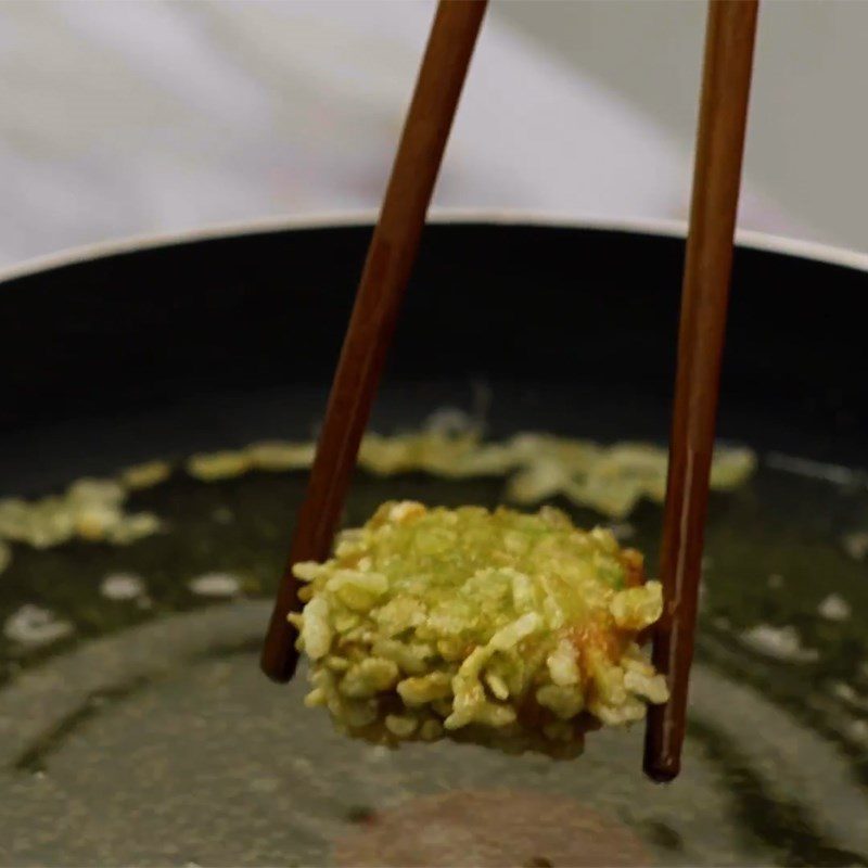 Step 3 Frying the fish paste Fried snakehead fish with green rice